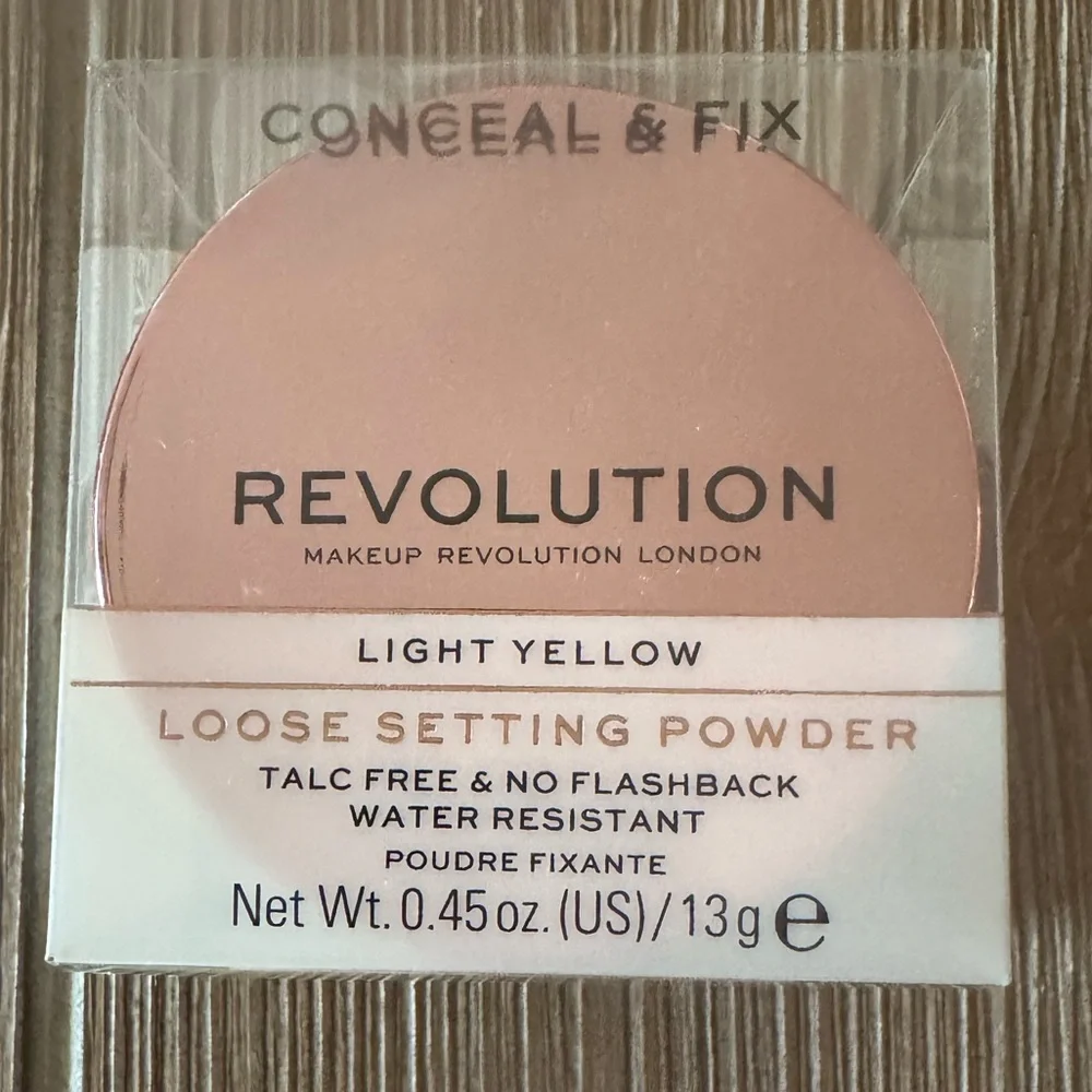Makeup Revolution Conceal & Fix Loose Setting Powder- Light Yellow
